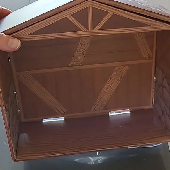 Nativity scene. Felt. Comes in "stable" box - Picture 5 of 6